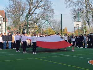 Społeczność szkolna ZSZ upamiętnia odzyskanie niepodległości przez Polskę.