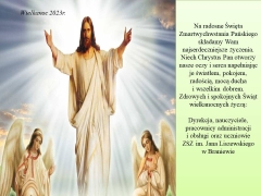 Zmartwychwstały Jezus Chrystus na tle rozświetlonego nieba, po bokach dwa kucające anioły, po lewej na zielonym tle tekst życzeń taki sam jak pod obrazkiem